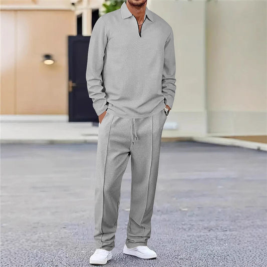 Conjunto para hombre compuesto por sudadera de punto gofre y pantalón recto.